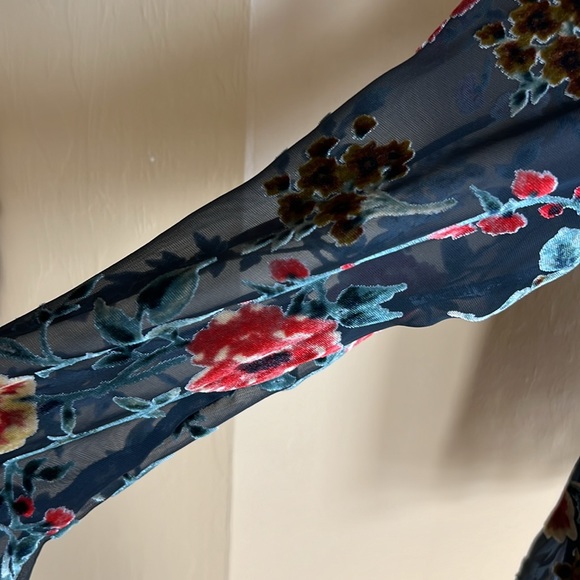 June and Hudson - Black-shear top with velvet floral design.  Size extra large. - Picture 3 of 11